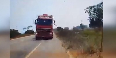 Motorista escapa da morte ao evitar colisão frontal com carreta na BR-364; veja o vídeo