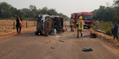 Caminhonete com 3 pessoas, entre elas duas crianças, capota em grave acidente na RO-494...