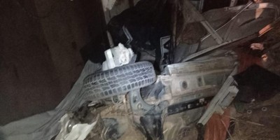 Mulher morre esmagada após carreta tombar sobre o seu veículo na BR-364, entre Jaru e...