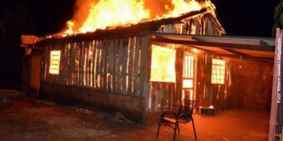 Marido coloca fogo na casa de esposa e tenta matá-la estrangulada