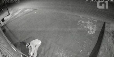 Homem tenta furtar loja, bate o portão no rosto e é perseguido por cachorro em Cacoal