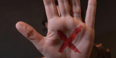 Mulher é agredida pelo namorado, mas desiste de fazer boletim ao ser questionada por...