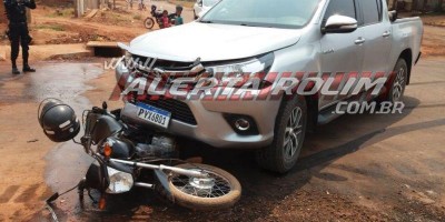 Motociclista é socorrido após colisão com Hilux em Rolim de Moura