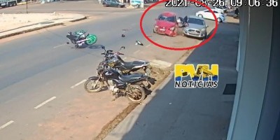 Motociclista 'voa' de moto após colisão em carro em Porto Velho; Veja o vídeo