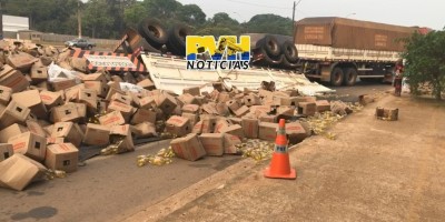 Carreta carregada de óleo tomba na BR-364 em Porto Velho; veja o vídeo