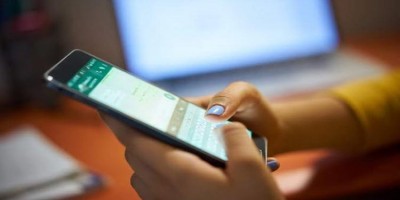 Mulher flagra marido conversando com outra no WhatsApp e parte para a violência
