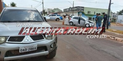 Colisão entre dois carros é registrado no centro de Rolim de Moura nesta terça-feira...