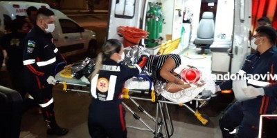 Mulher tem faca cravada nas costas pelo ex-marido inconformado