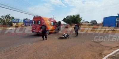 Pai e filho ficam feridos em acidente de trânsito no centro de Rolim de Moura