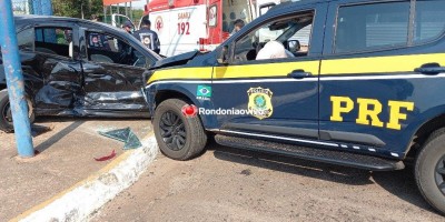 Viatura da PRF e carro de passeio colidem na BR-319 em Porto Velho
