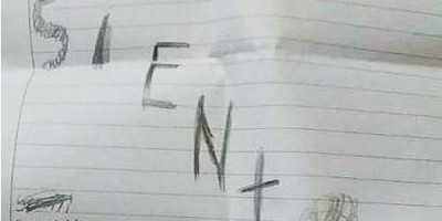 Mãe encontra filho de 2 anos morto com bilhete ao lado: 'Seu filho viu o que não devia'