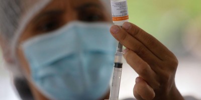 Segundo Ministério da Saúde, 40% da população brasileira já está completamente...