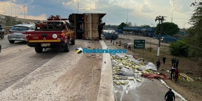 Carreta carregada de açúcar tomba na ponte sobre o Rio Madeira em Porto Velho