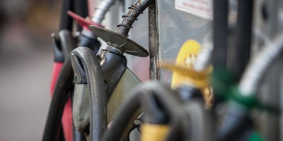 Preço da gasolina supera os R$ 6 em todo o país, segundo ANP; Três regiões vendem o...