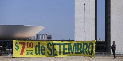 Preço da gasolina a R$ 7 em algumas regiões do país vira piada na internet com atos...