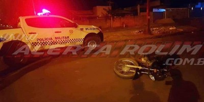 Motociclista inabilitado colide em carro após motorista avançar a via em Rolim de Moura
