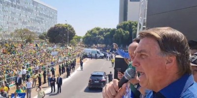 Bolsonaro ameaça golpista ao STF em ato em Brasília: 'Quem age fora da Constituição...
