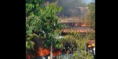 Casa é completamente destruída por incêndio em Espigão d'Oeste; veja o vídeo