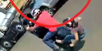 Vídeo: Durante manifestações pró-Bolsonaro em Vilhena, jovem empina moto, derruba...