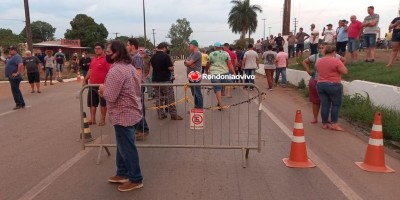 Caminhoneiros bloqueiam BR-364 em Candeias do Jamari; veja o vídeo