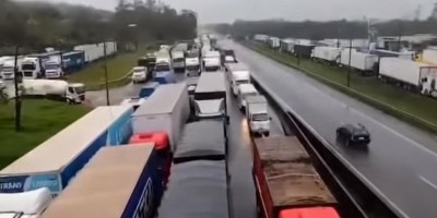 Caminhoneiros a favor de Bolsonaro bloqueiam rodovias federais em pelo menos 10 estados...