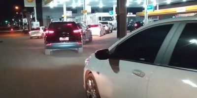 Atualização as 22 horas: Medo de desabastecimento gera filas enormes em todos os postos...