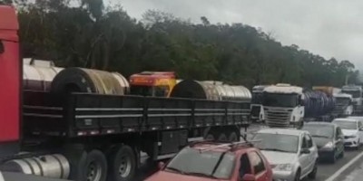 Caminhoneiros bloqueiam rodovias em pelo menos 13 estados; Bolsonaro, por outro lado,...