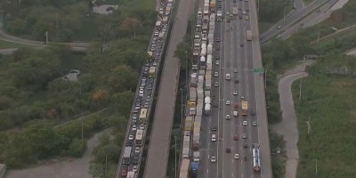 Mesmo após Bolsonaro pedir fim de paralização, caminhoneiros que apoiam presidente...