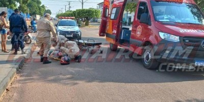 Colisão entre carro e moto resulta em uma pessoa ferida no Centro de Rolim de Moura