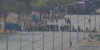 Vias que dão acesso ao Congresso Nacional, STF e Palácio do Planalto permanecem...