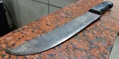 Enteado é atacado a golpes de facão pelo padrasto ao defender a mãe