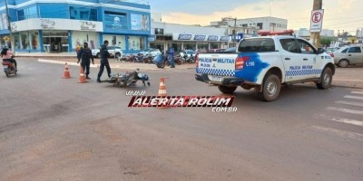 Colisão entre moto e carro deixa uma pessoa ferida no Centro de Rolim de Moura