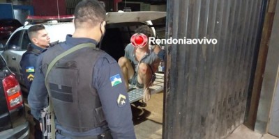 PM prende jovem que espancou avô e tentava agredir o pai em bar