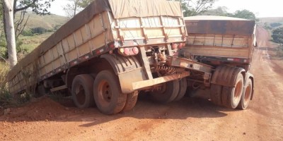 Ao tentar evitar colisão frontal, carreta vai parar em ribanceira na BR-435 entre...