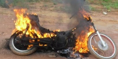 População espanca suspeito de furtos e coloca fogo em motocicleta