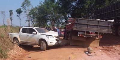 Condutor perde controle de caminhonete e colide contra caminhão na zona rural de...