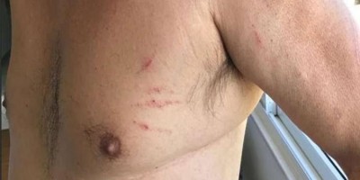 Homem apanha a vassourada da ex após levar mulheres para dentro de casa