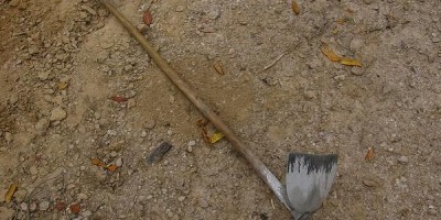 Ao ser cobrado por faltar no serviço, pedreiro desfere enxadadas contra patrão em...