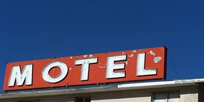 Cliente é preso em motel ao recusar pagar conta e ameaçar matar recepcionista