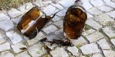 Mais um: Mulher pula muro de residência e ataca ex-marido com gargalo de garrafa