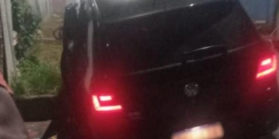 Menino de 2 anos liga carro do pai, atropela e mata prima de 3 em MT