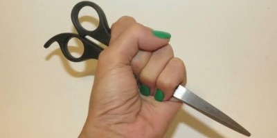 Por causa de droga, mulher ataca marido nas costas e se autolesiona com tesoura