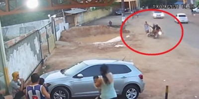 Câmera de segurança registra motociclista em alta velocidade atropelando mulher em...