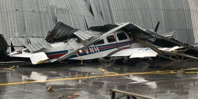 Forte temporal com granizo destelha casas, derruba hangar sobre avião e helicóptero e...