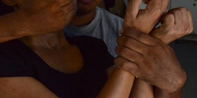 Mulher recusa praticar crime e acaba estuprada em casa abandonada