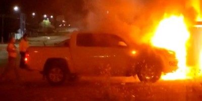 Caminhonete pega fogo na marginal da BR-364 e mobiliza bombeiros em Pimenta Bueno; veja o...