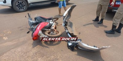 Mulher fica ferida após acidente entre carro e moto no centro de Rolim de Moura