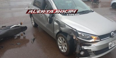 Duas pessoas ficam feridas após carro avançar via preferencial e colidir em moto em...