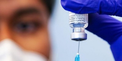 Ministério da Saúde aprova dose de reforço contra covid-19 a profissionais da saúde; 