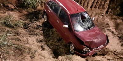 Jovem inabilitado perde controle da direção de carro e cai dentro de vala em Vilhena